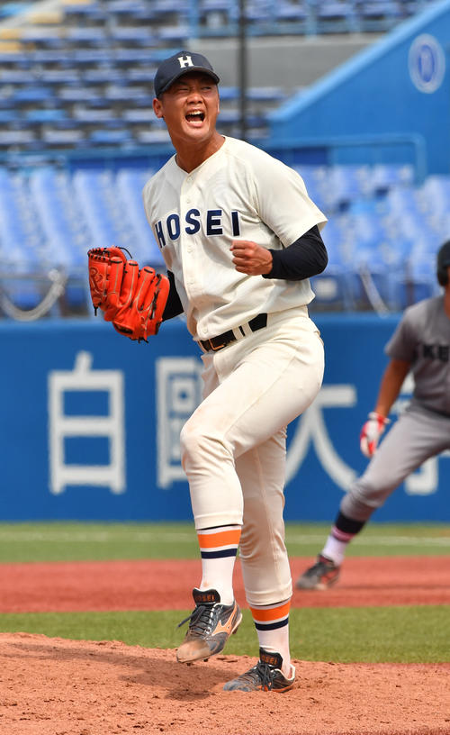 法大対慶大 9回から登板した法大・山下輝は無失点に抑えガッツポーズする(撮影・柴田隆二)
