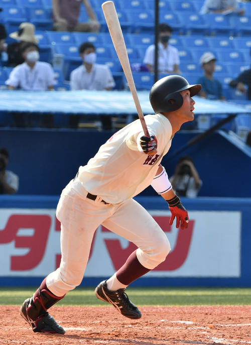 早大対立大 4回表早大1死一塁、滝沢は右越えに適時三塁打を放つ(撮影・柴田隆二)