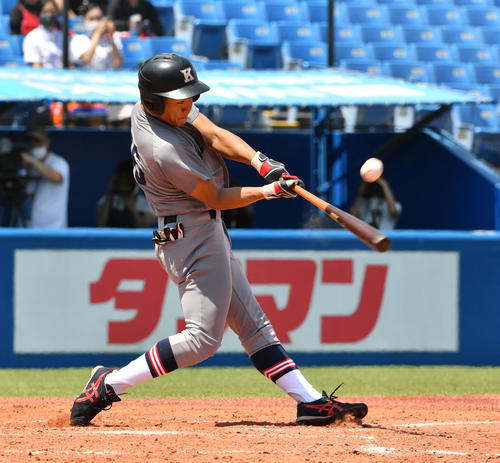 法大対慶大 2回裏慶大2死一、三塁、新美は左前に適時二塁打を放つ(撮影・柴田隆二)