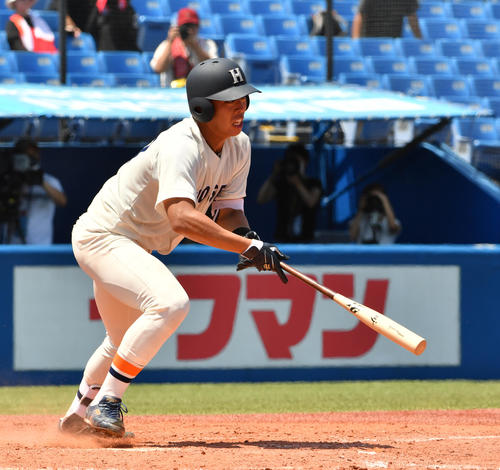 法大対慶大 4回表法大2死一、二塁、羽根は右前に適時打を放つ(撮影・柴田隆二)