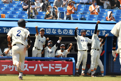 法大対慶大 4回の攻撃に盛り上がる法大ナイン(撮影・柴田隆二)