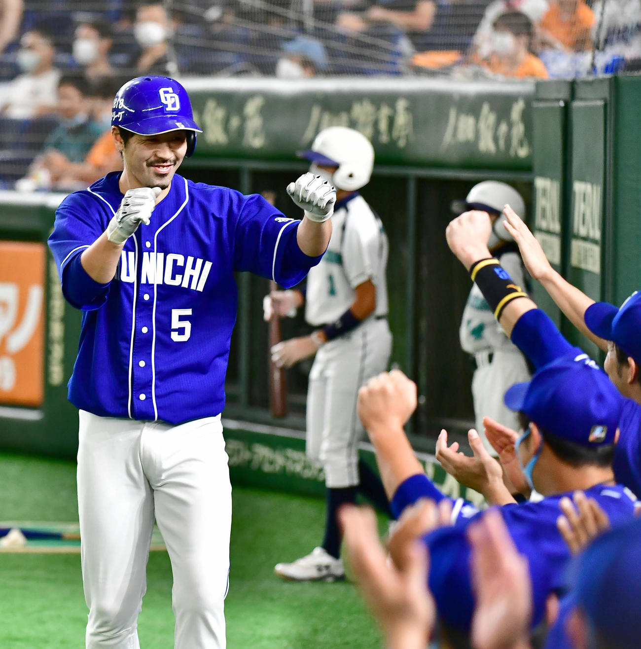 巨人対中日　2回表中日2死、阿部（左）は左越えに先制ソロ本塁打を放ちベンチのナインの祝福を受ける（撮影・小沢裕）