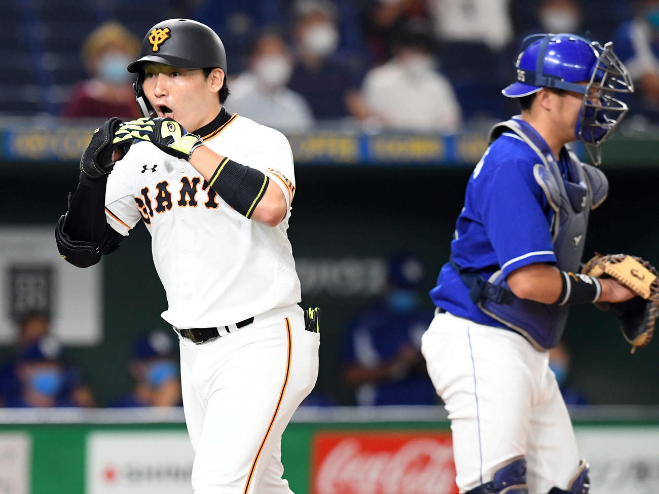 巨人対中日　2回裏巨人1死、右越えに同点本塁打を放ちポーズを決める丸（撮影・たえ見朱実）