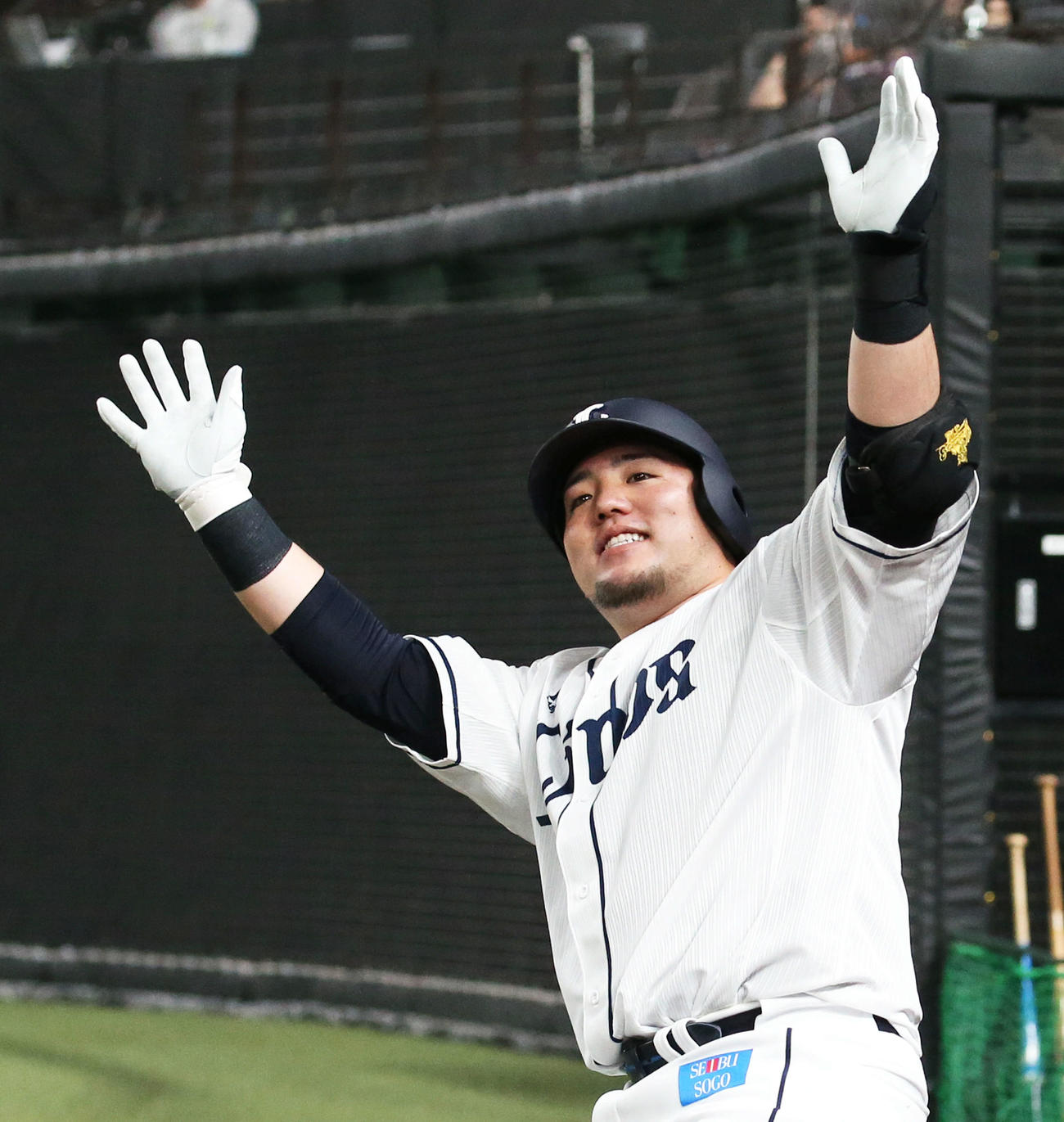 西武対楽天　4回裏西武2死、右中間にソロ本塁打を放ち生還した山川は「どすこいポーズ」を決める（撮影・河田真司）
