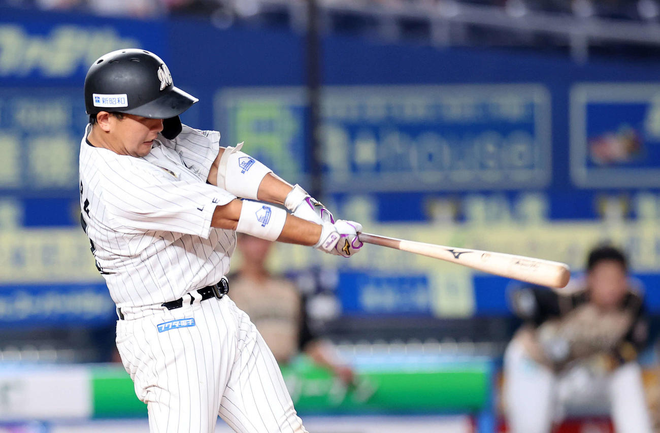ロッテ対日本ハム　8回裏ロッテ2死二塁、田村は中越え適時二塁打を放つ（撮影・鈴木正人）