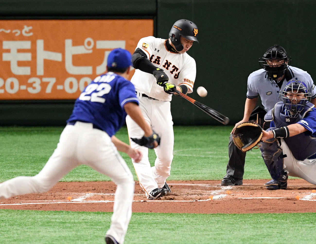 巨人対中日　2回裏巨人1死、右越えソロ本塁打を放つ丸。投手大野雄（撮影・滝沢徹郎）