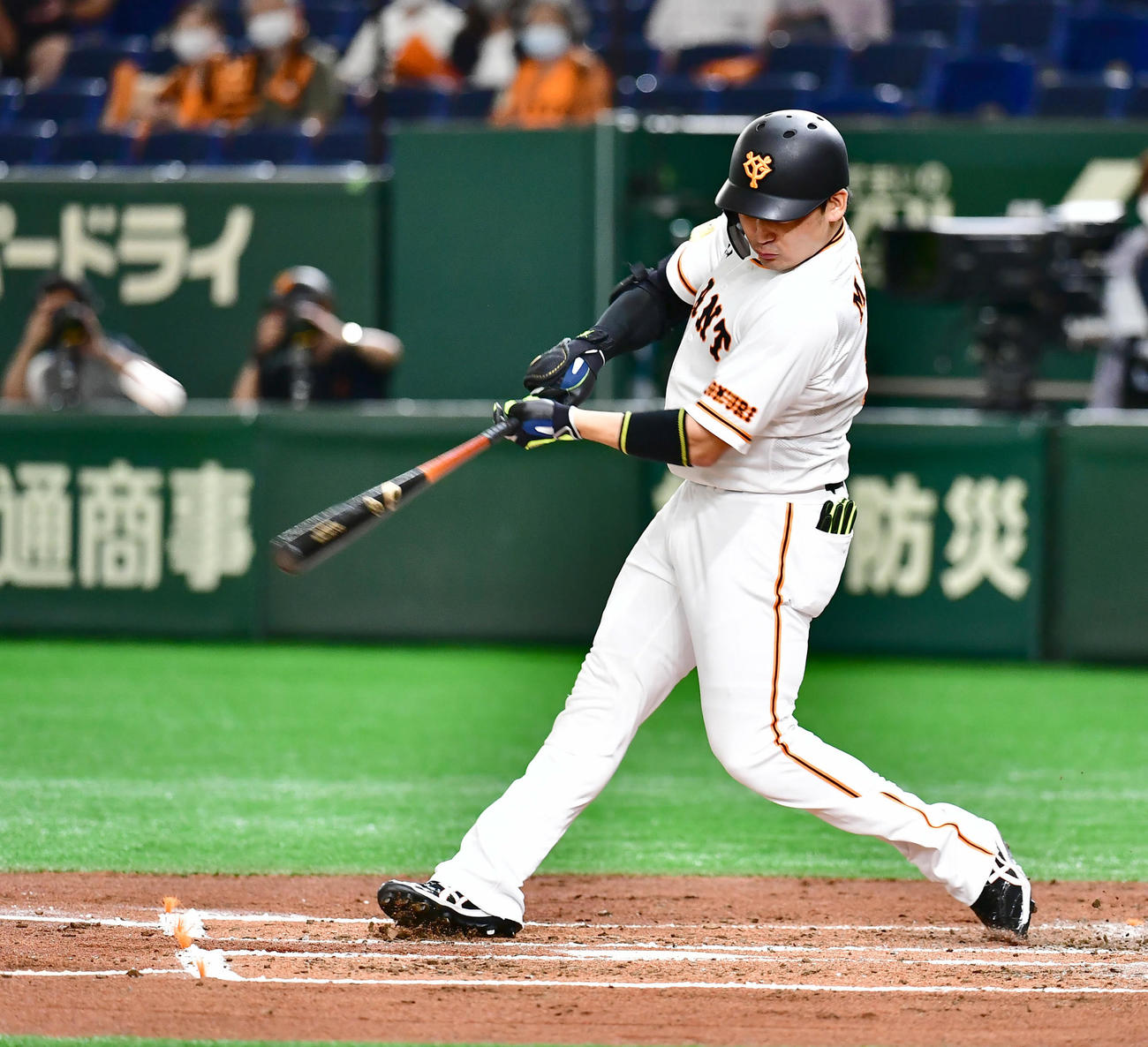巨人対中日　2回裏巨人1死、丸は右越えに同点ソロ本塁打を放つ（撮影・小沢裕）