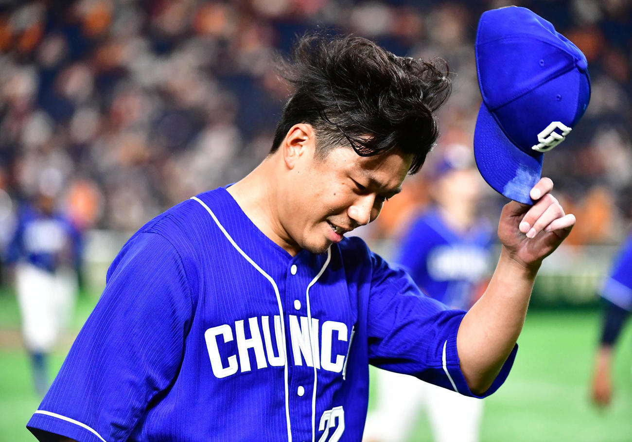 巨人対中日　5回裏巨人2死、中日先発の大野雄は北村の平凡な打球を軽快に処理したプレーをナインから祝福され笑顔を見せる（撮影・小沢裕）