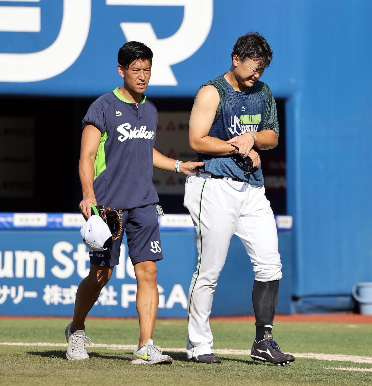 試合前の練習中に負傷し、ベンチに引き揚げるヤクルト渡辺（右）（2020年8月15日撮影）
