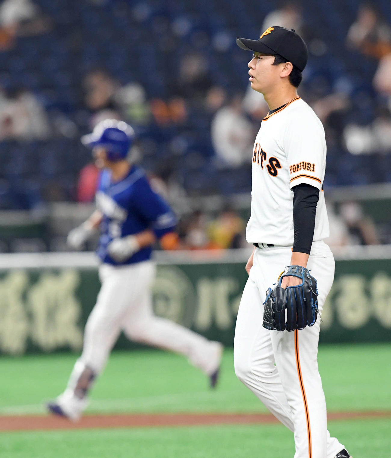 巨人対中日　2回表中日2死、阿部に先制ソロ本塁打を浴びる畠（撮影・たえ見朱実）