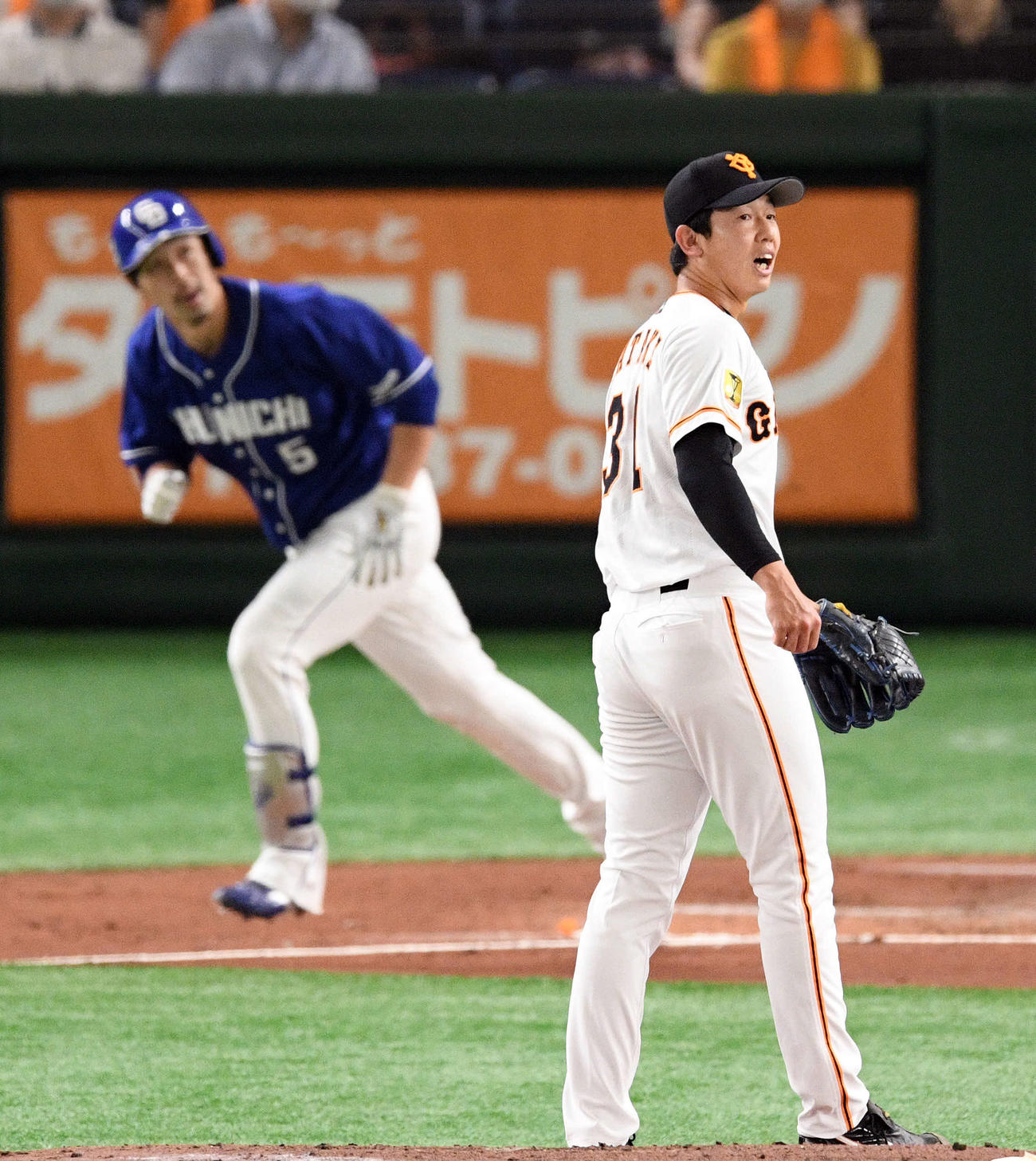 巨人対中日　2回表中日2死、阿部（奥）に先制の左越えソロ本塁打を浴びる畠（撮影・滝沢徹郎）