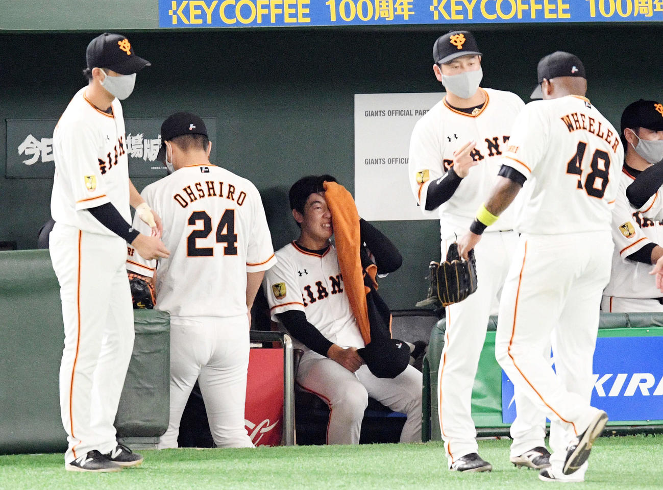 巨人対中日　5回表、中日に勝ち越しを許しベンチで汗をふく畠（中央奥）（撮影・滝沢徹郎）