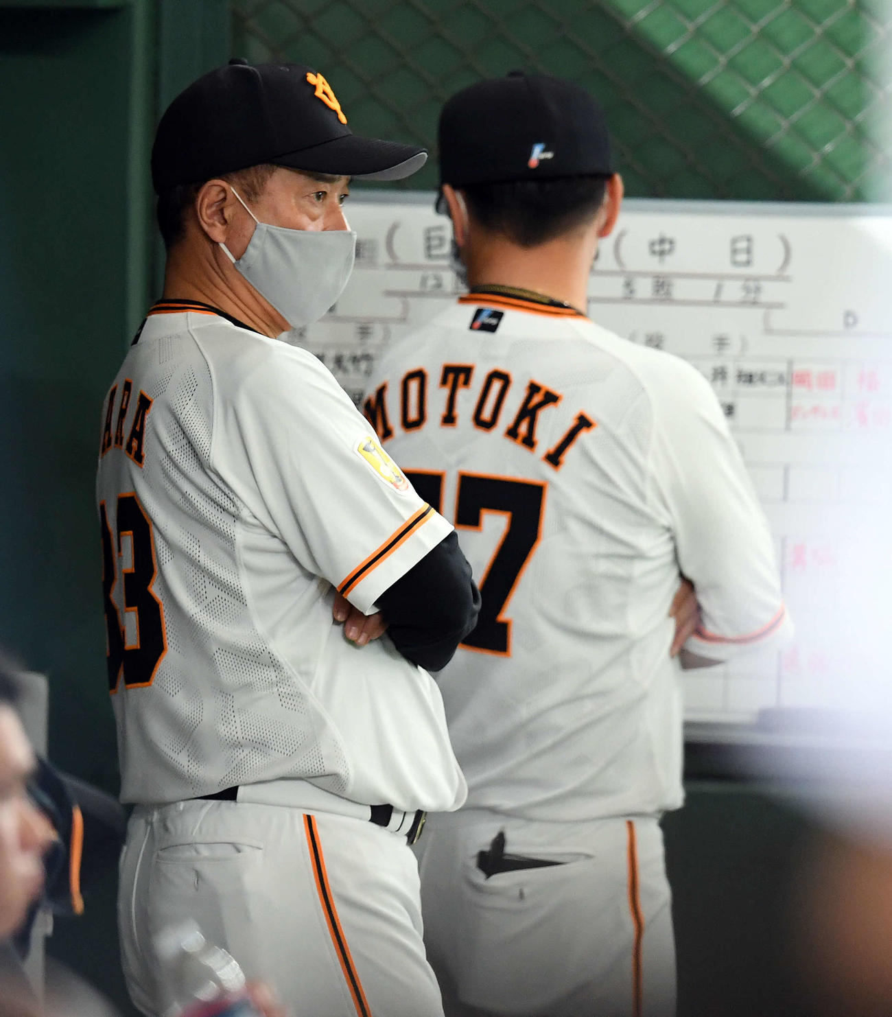 巨人対中日　中日に連敗を喫して厳しい表情の巨人原監督（撮影・たえ見朱実）