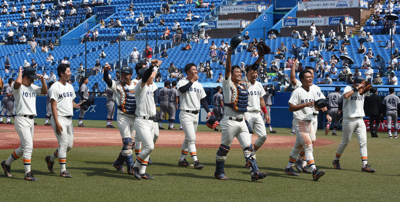 法大対慶大　慶応に勝利し喜ぶ法大ナイン（撮影・柴田隆二）