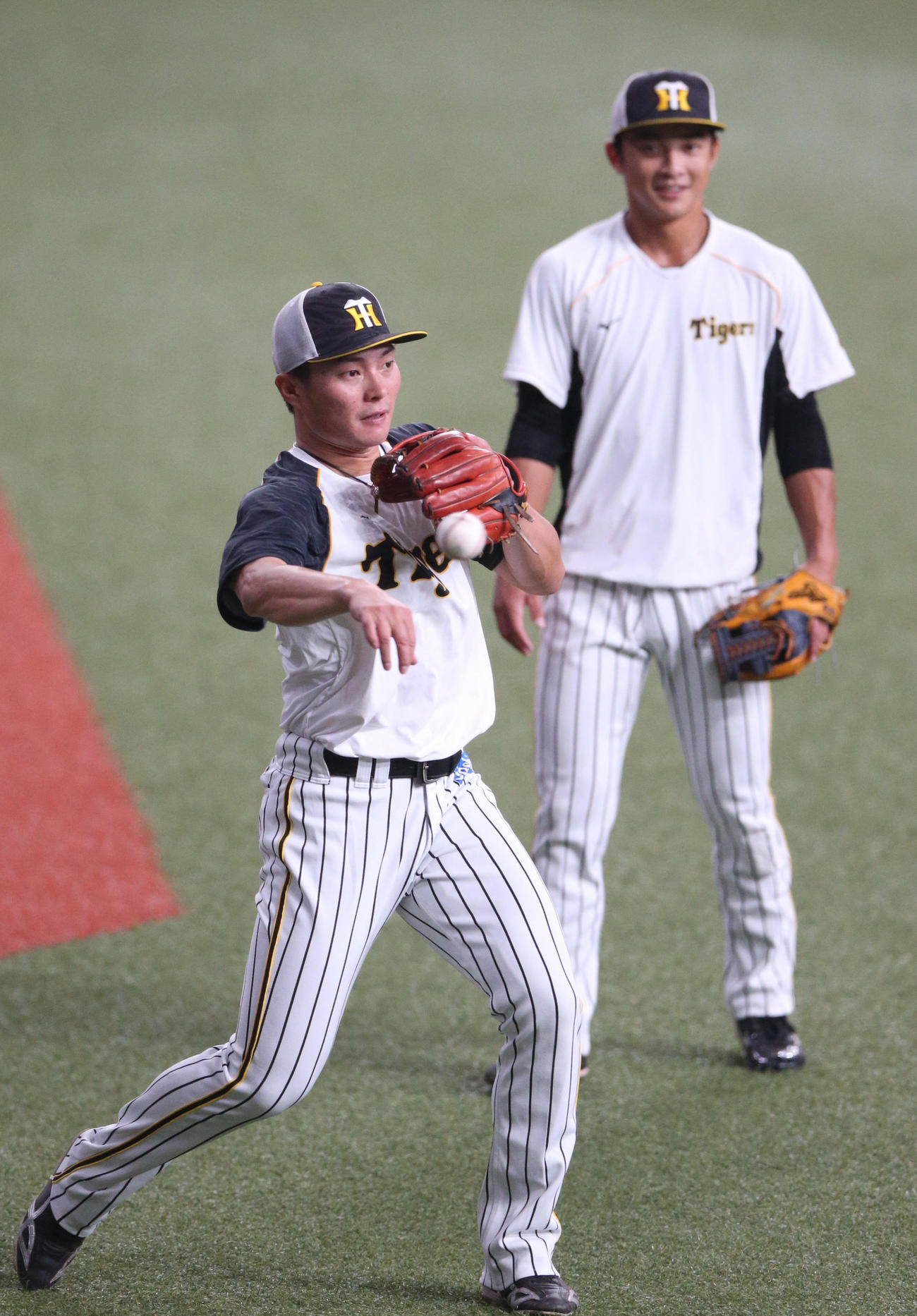 阪神対広島　試合前、ノックを受ける北條（手前）と熊谷（撮影・上山淳一）