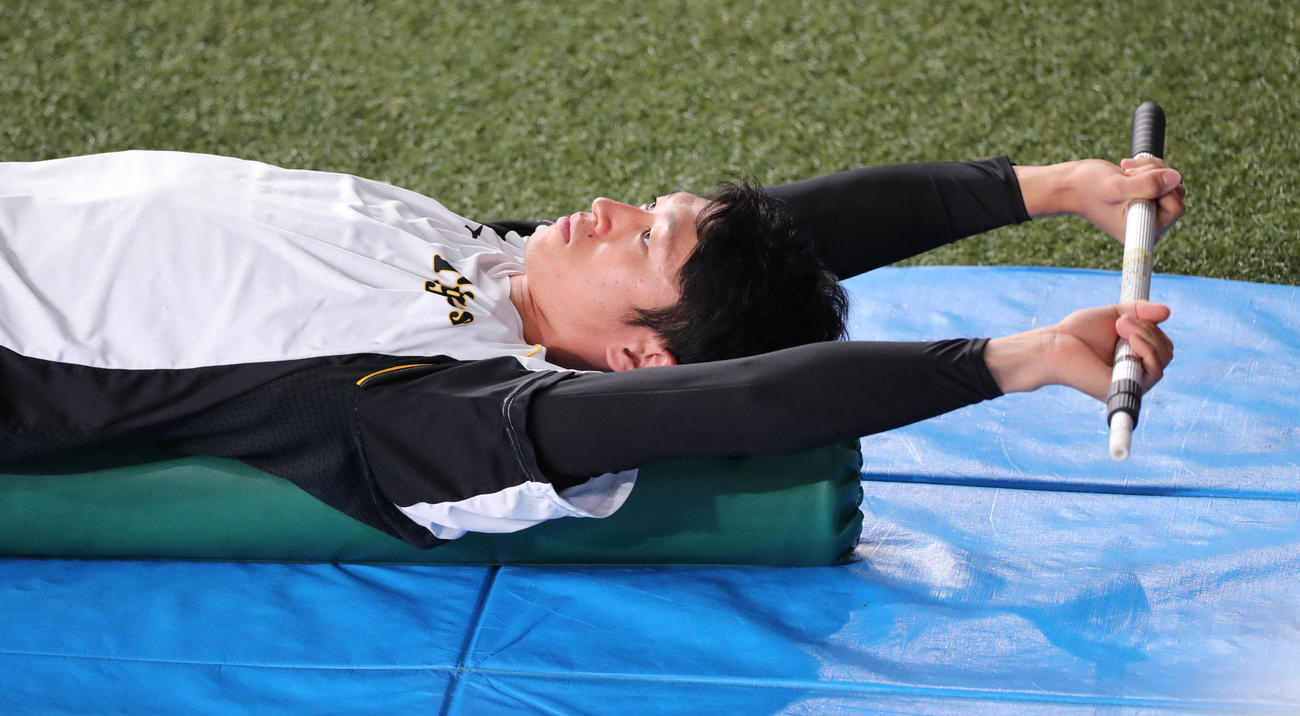 阪神対広島　試合前の練習を行う近本光司（撮影・清水貴仁）