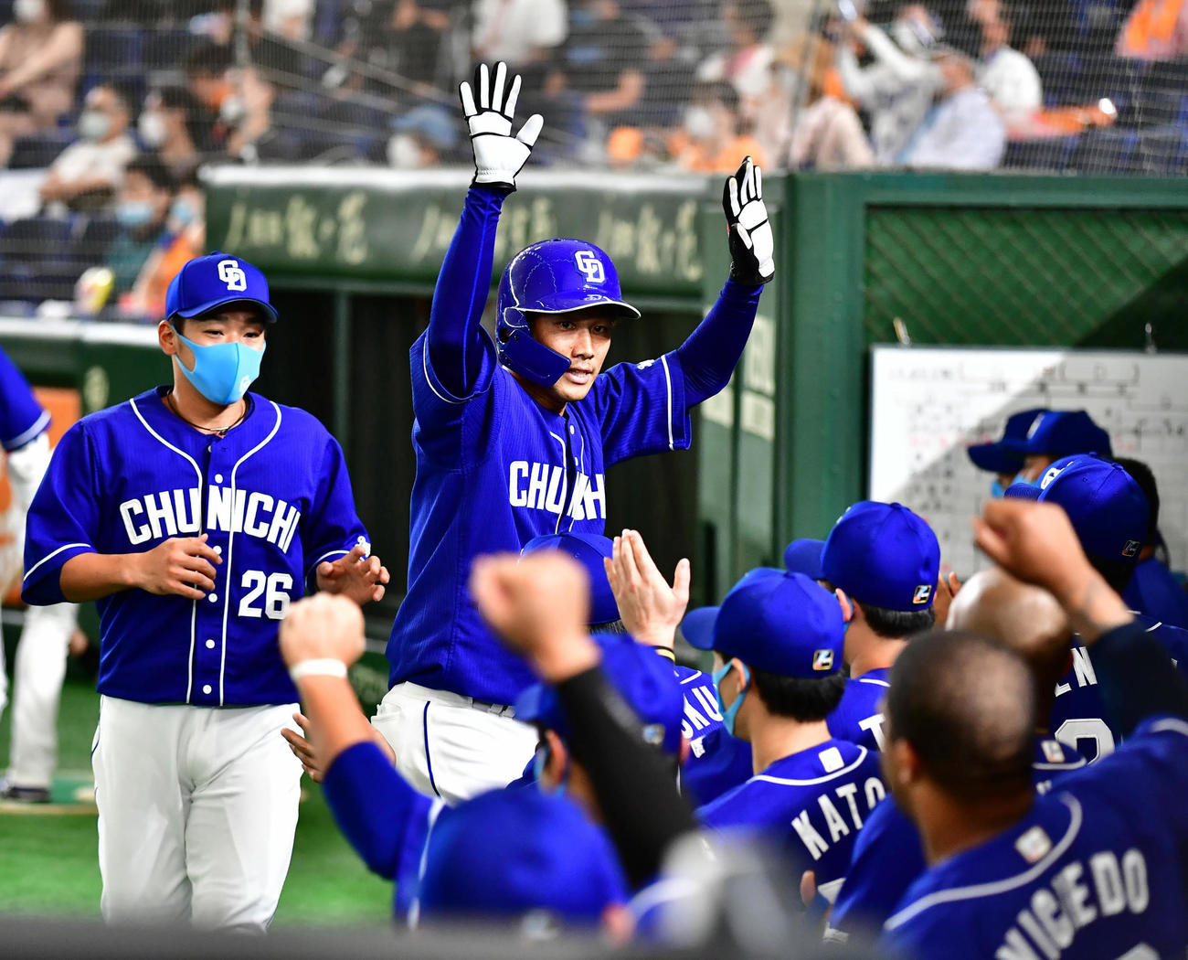 巨人対中日　5回表中日無死二塁、木下の右適時打で生還した京田（中央）はベンチのナインの祝福を受ける（撮影・小沢裕）