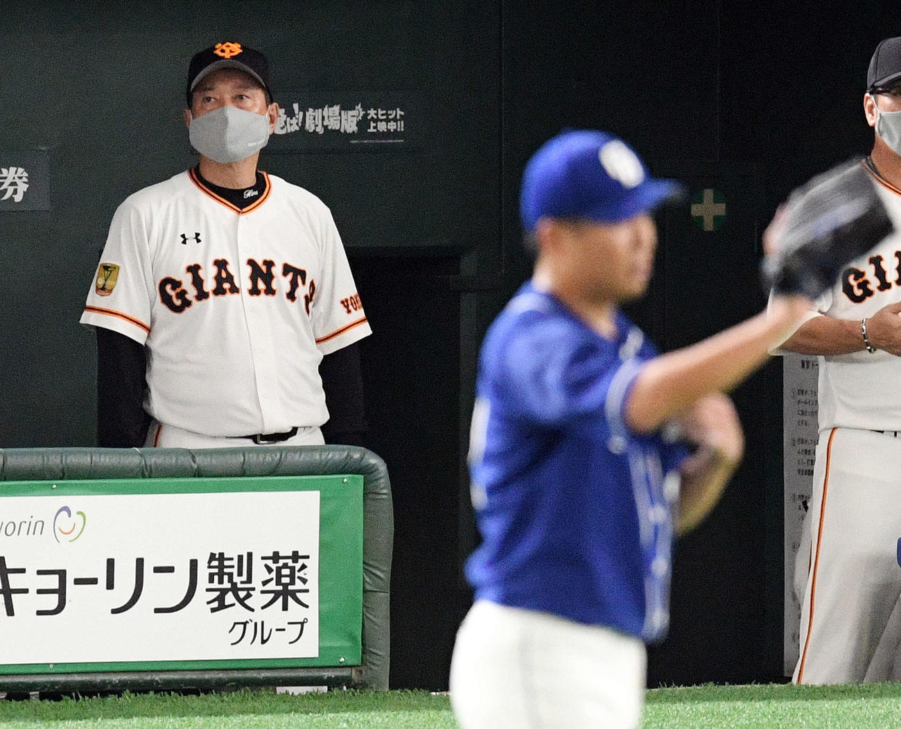 巨人対中日　9回裏、戦況に視線を送る巨人原監督（奥）。手前は中日大野雄（撮影・滝沢徹郎）
