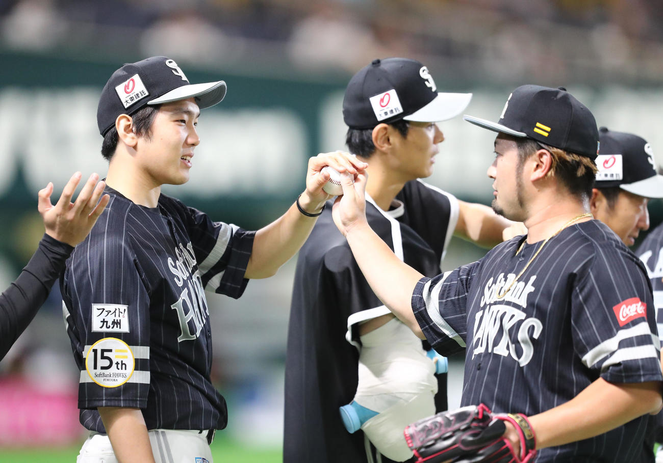 ソフトバンク対オリックス　勝利投手となった石川柊太は森唯斗はウイニングボールを渡される（撮影・梅根麻紀）