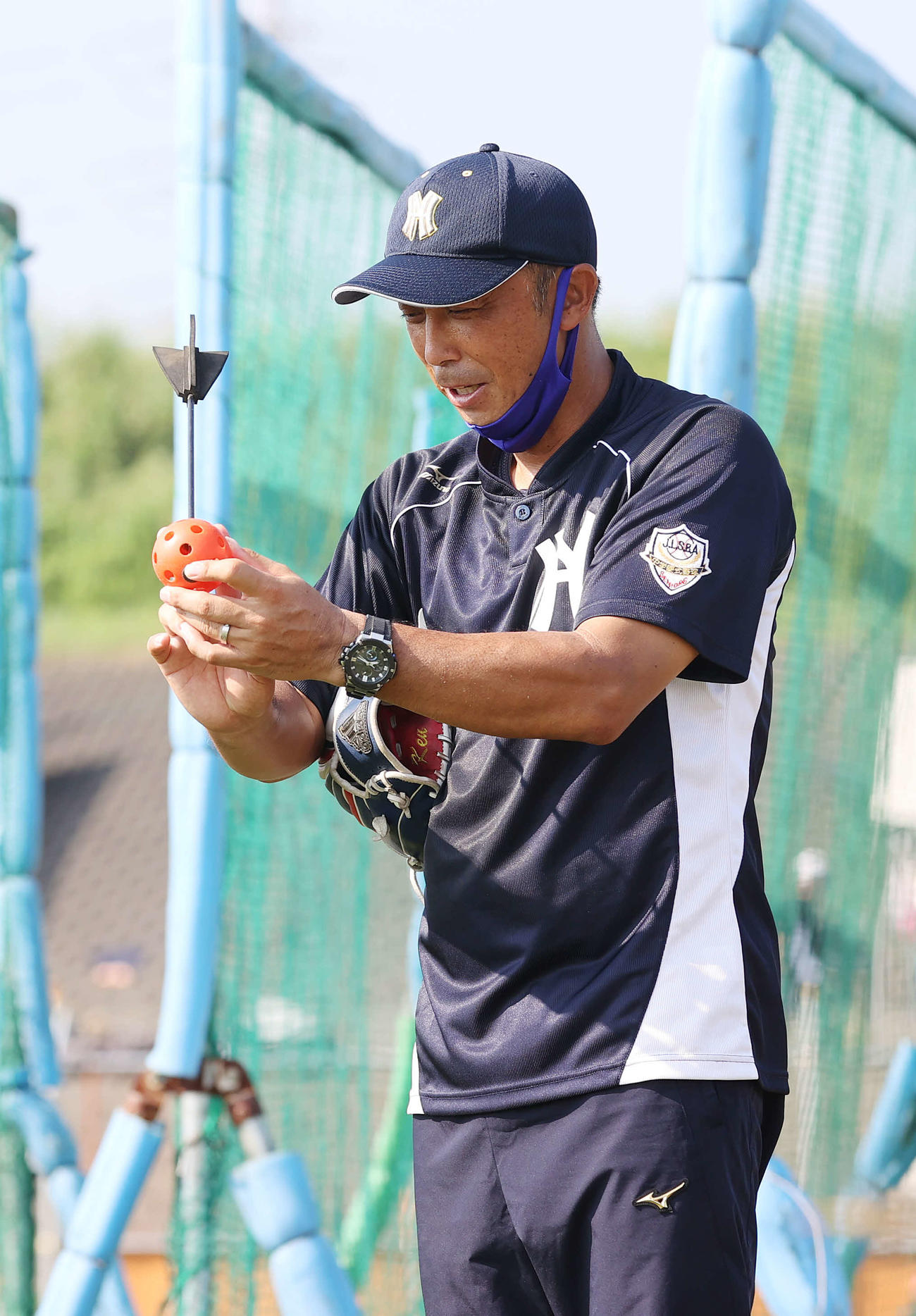 キレダスを体験する本紙評論家の宮本氏（撮影・河野匠）