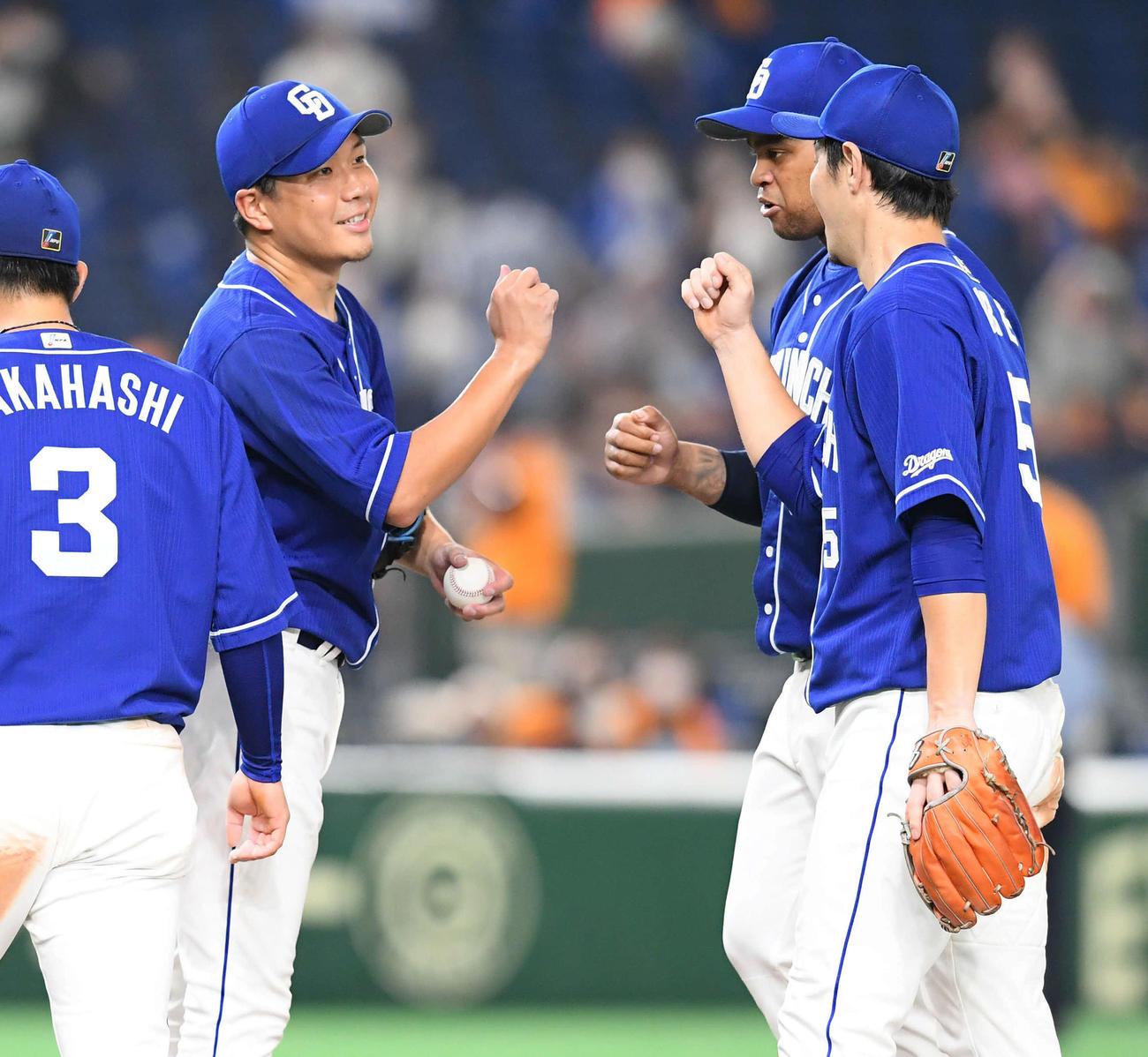巨人対中日　3試合連続完投勝利を飾り、ナインとハイタッチする中日大野雄（左から2人目）（撮影・たえ見朱実）
