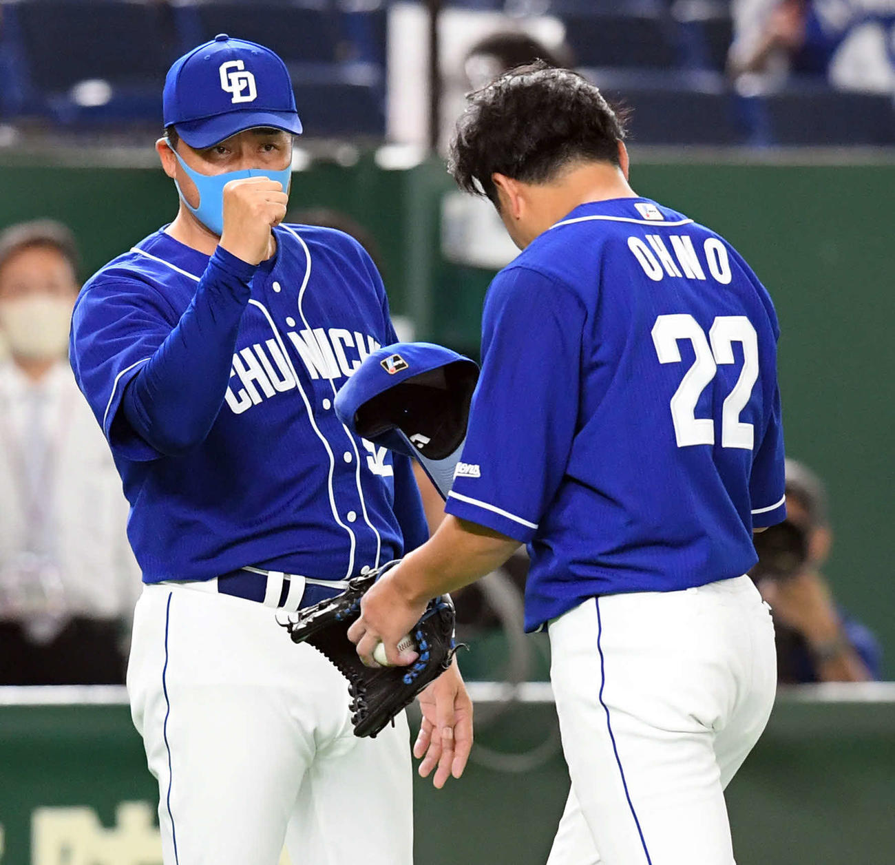 巨人対中日　3試合連続完投勝利を挙げた中日大野雄を迎える与田監督（撮影・たえ見朱実）