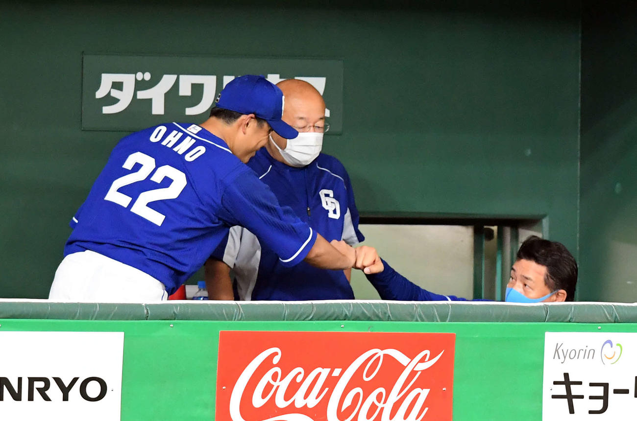 巨人対中日　3試合連続完投勝利を挙げた中日大野雄（左）とグータッチする与田監督（撮影・たえ見朱実）