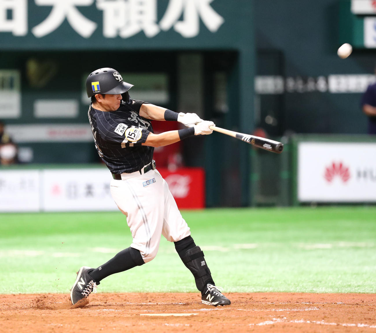 ソフトバンク対オリックス　5回裏ソフトバンク2死、川島は左越えに本塁打を放つ（撮影・梅根麻紀）