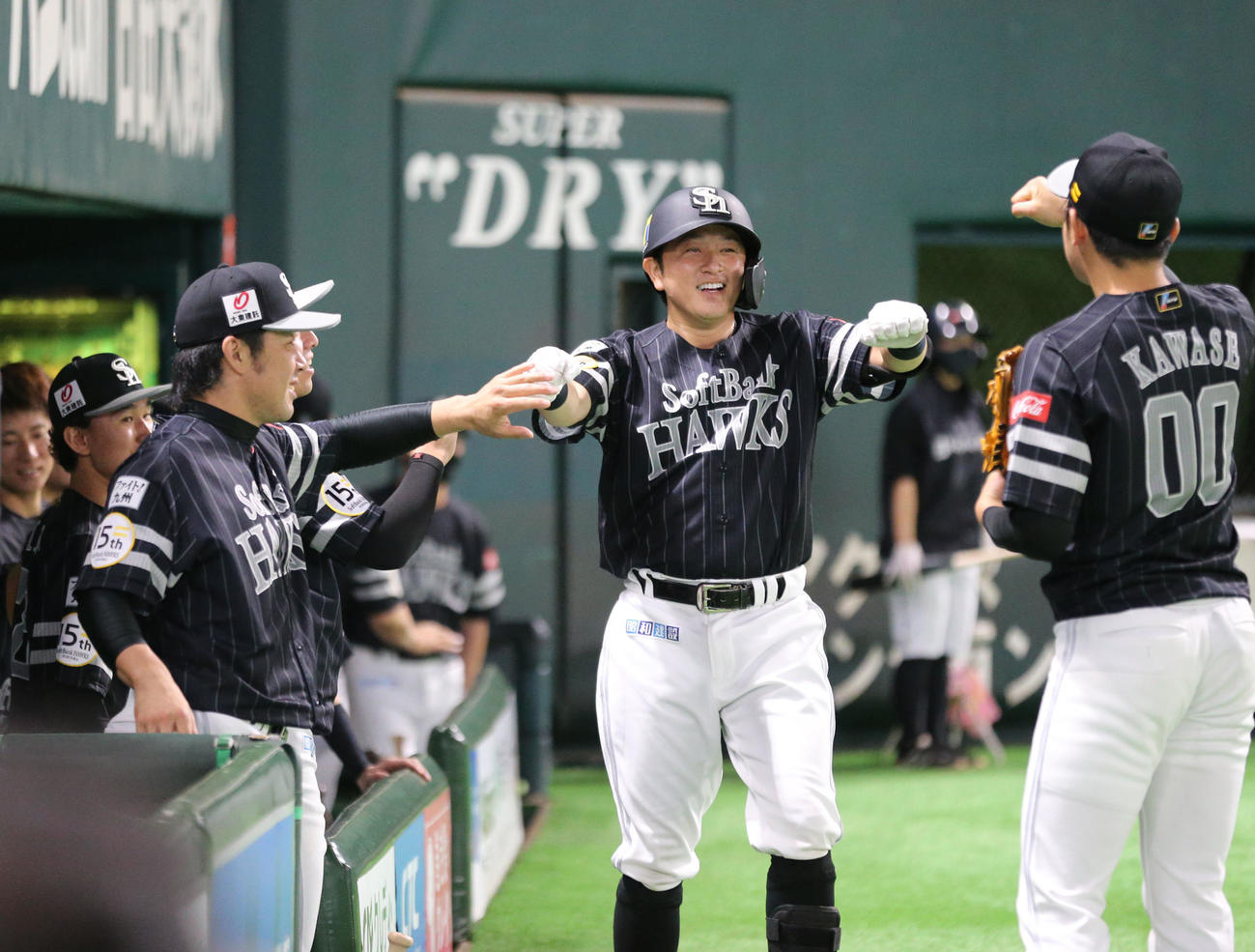 ソフトバンク対オリックス　5回裏ソフトバンク2死、川島は左越えに本塁打を放ち満面の笑み（撮影・梅根麻紀）