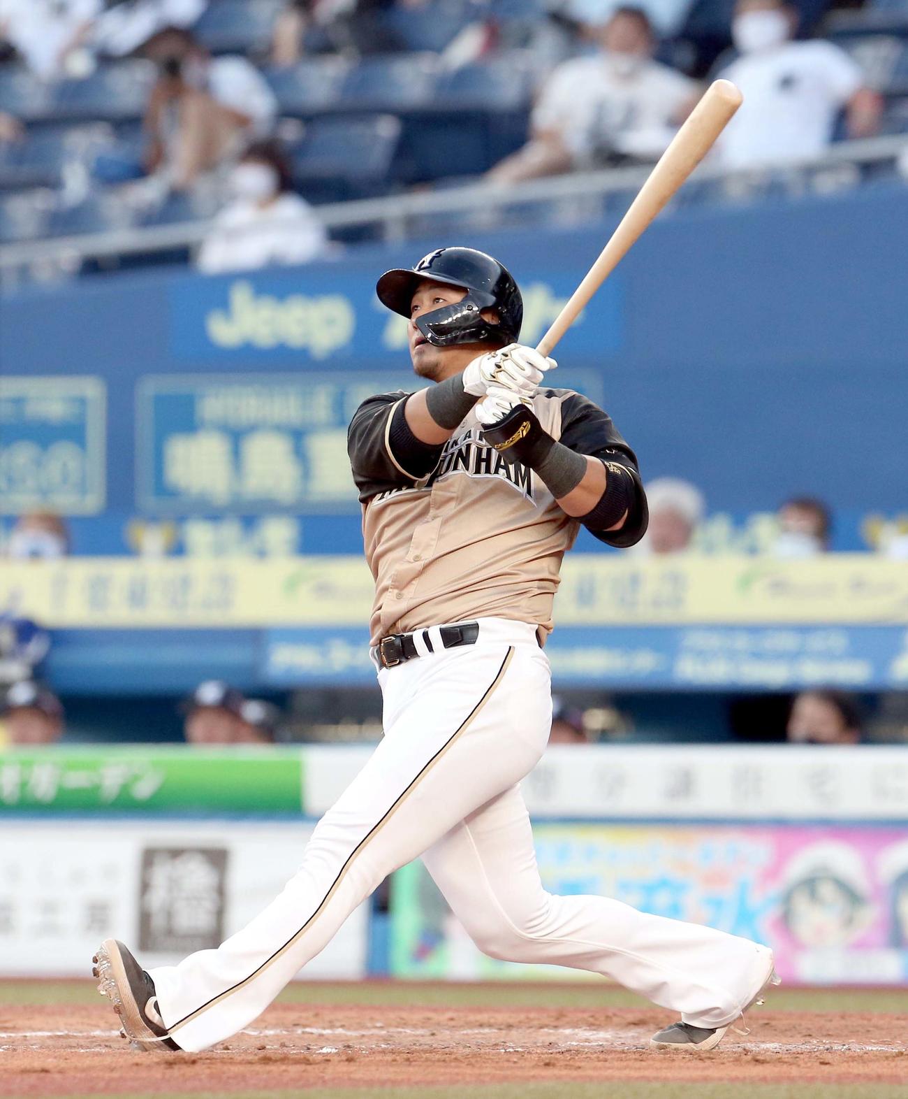 ロッテ対日本ハム　3回表日本ハム1死一、二塁、左越え3点本塁打を放つ中田（撮影・佐藤翔太）