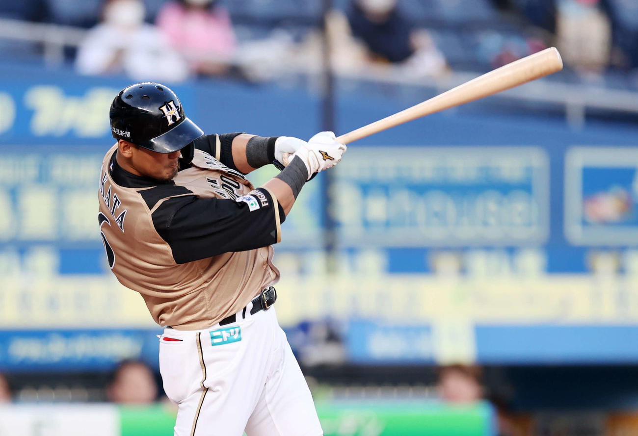 ロッテ対日本ハム　3回表日本ハム1死一、二塁、中田は左越え本塁打を放つ（撮影・鈴木正人）
