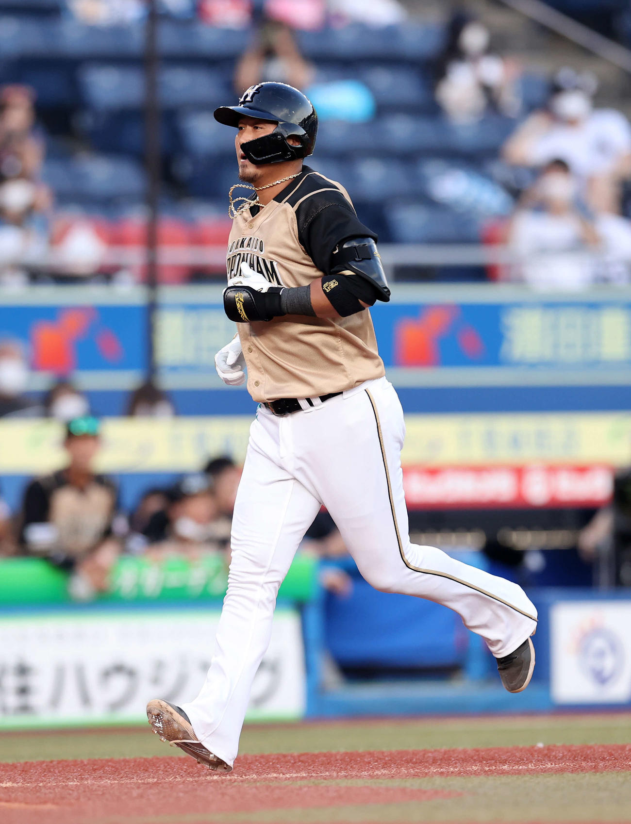 ロッテ対日本ハム　3回表日本ハム1死一、二塁、中田は左越え本塁打を放つ（撮影・鈴木正人）