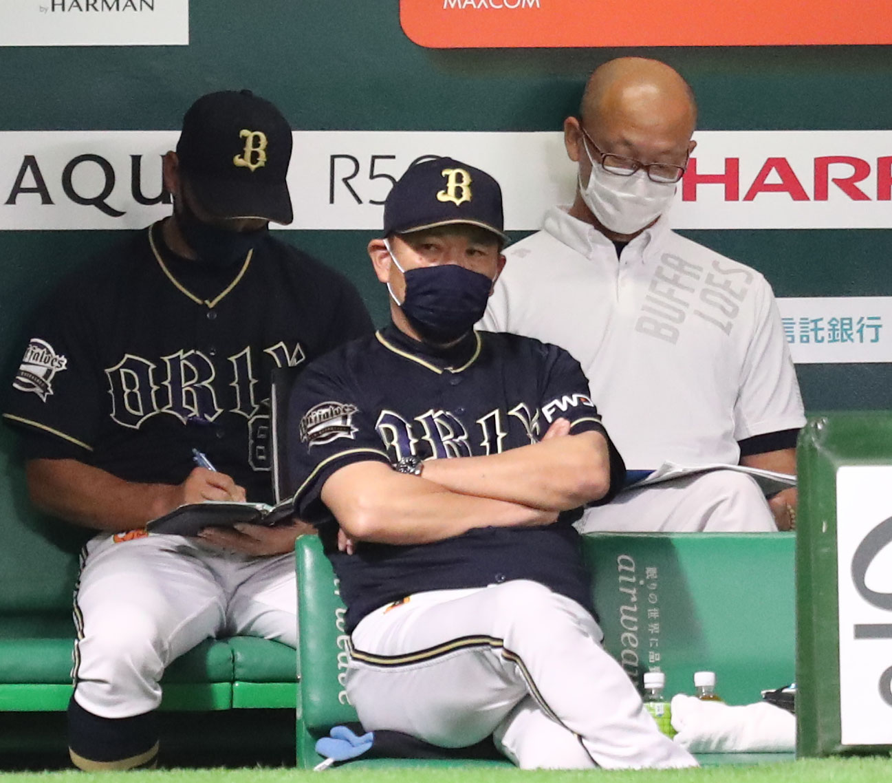 ソフトバンク対オリックス　ベンチで腕組みをして試合を見つめる西村徳文監督（撮影・梅根麻紀）