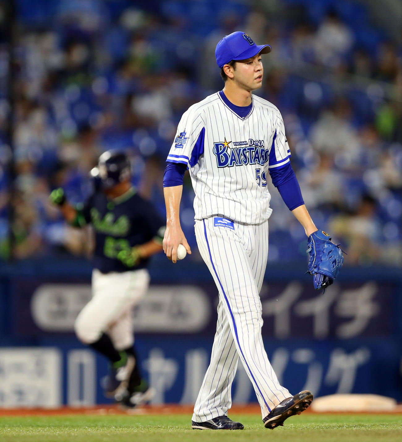 DeNA対ヤクルト　3回表ヤクルト無死、青木（左）に本塁打を浴びる平良（撮影・大野祥一）