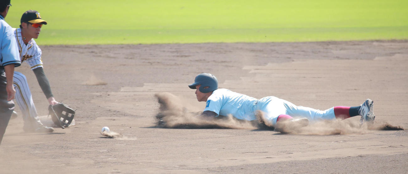 阪神対近大　8回表近大1死1塁、打者・片岡の時、一塁走者・佐藤は二盗を決める（代表撮影）