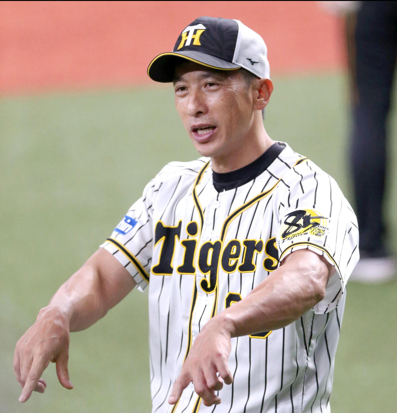 阪神対広島　試合前、リラックスした表情で話す矢野監督（撮影・上山淳一）