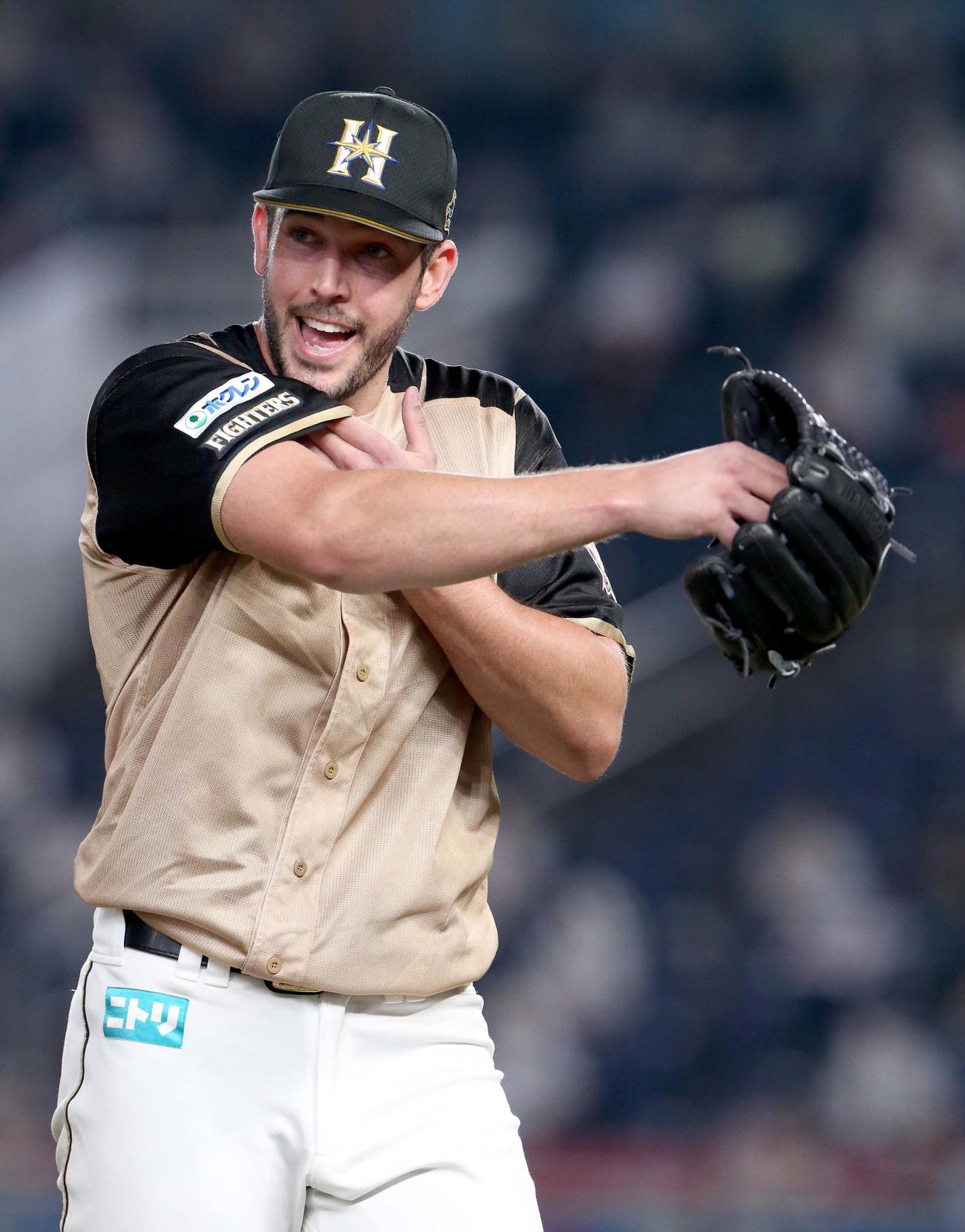 ロッテ対日本ハム　5回途中で降板し汗を拭いながらベンチに戻る日本ハム・バーヘイゲン（撮影・佐藤翔太）