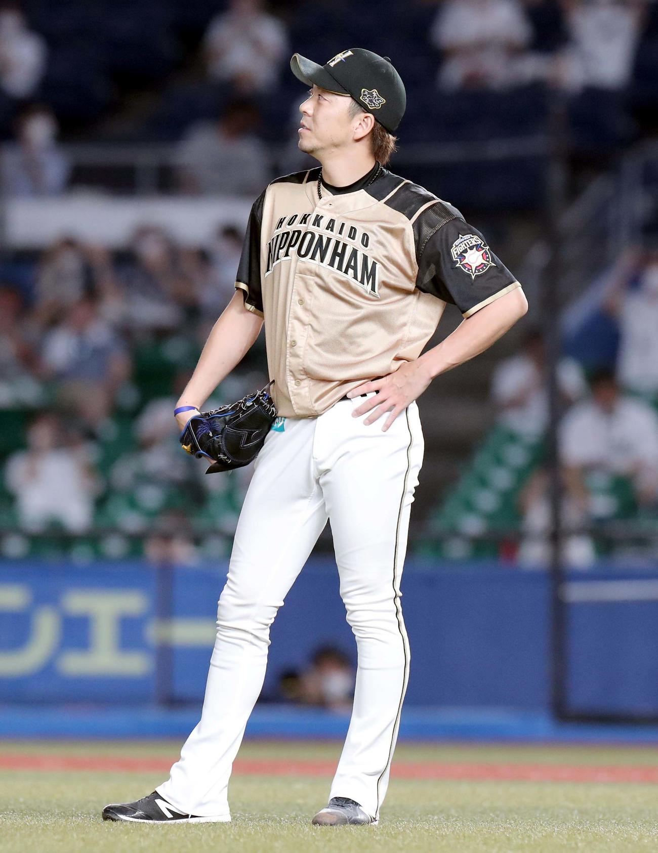 ロッテ対日本ハム　8回裏ロッテ2死二塁、田村に勝ち越しとなる適時二塁打を打たれる日本ハム宮西（撮影・佐藤翔太）