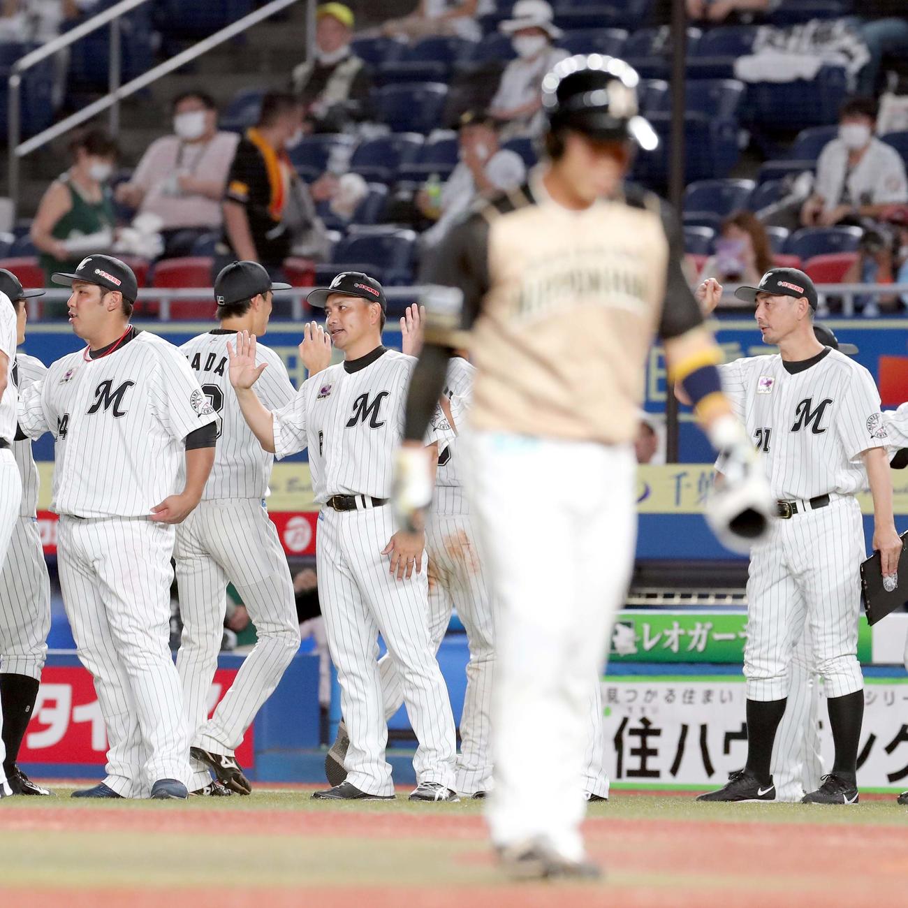 ロッテ対日本ハム　試合終了後、ロッテ和田を出迎える井口監督（左から3人目）（撮影・佐藤翔太）