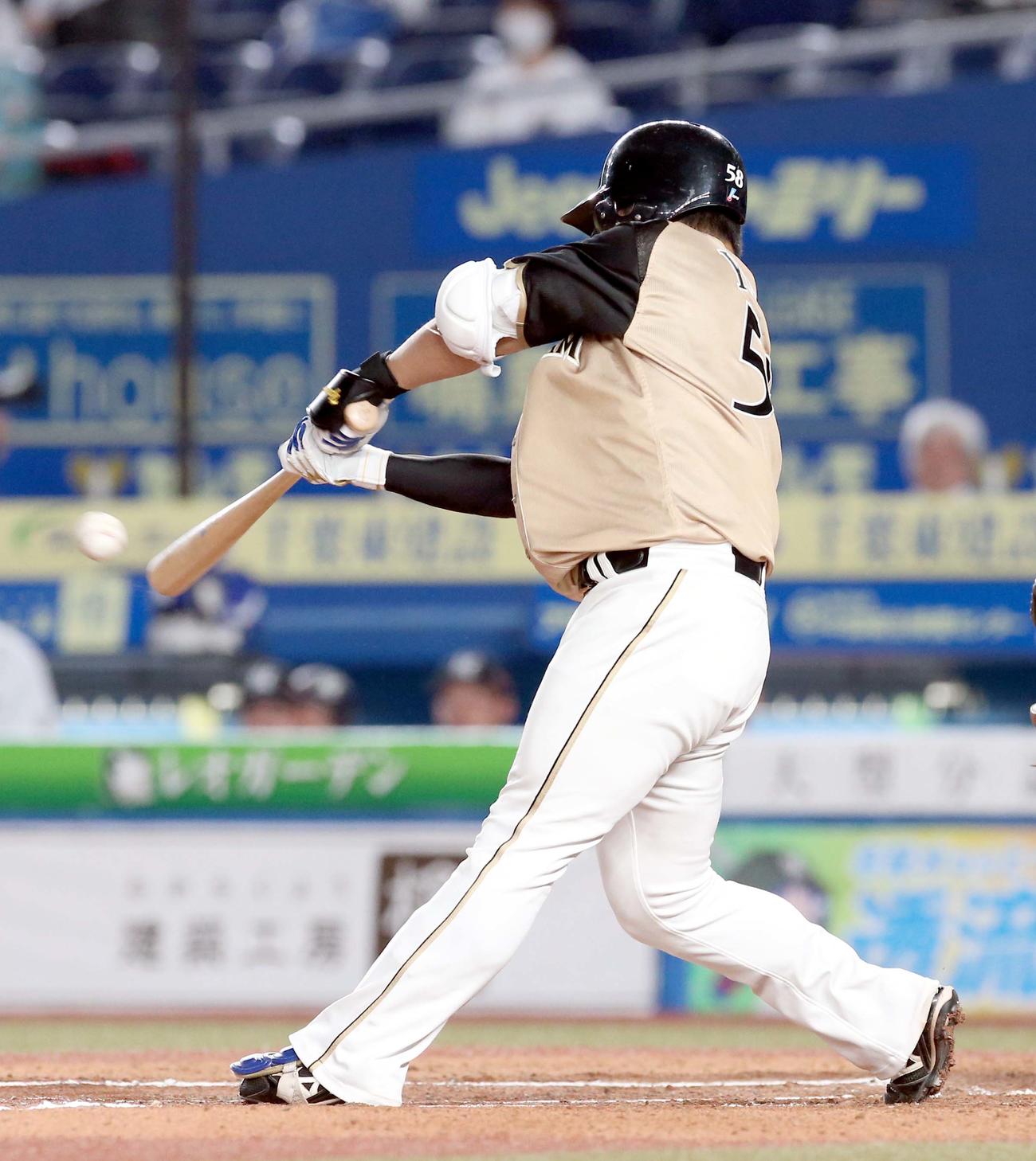 ロッテ対日本ハム　6回表日本ハム無死二、三塁、横尾は中前適時打を放つ（撮影・佐藤翔太）