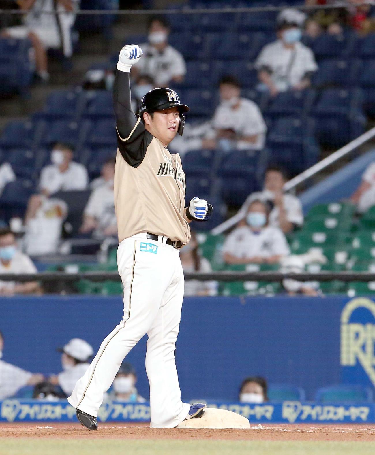 ロッテ対日本ハム　6回表日本ハム無死二、三塁、横尾は同点となる中前適時打を放ちガッツポーズをする（撮影・佐藤翔太）