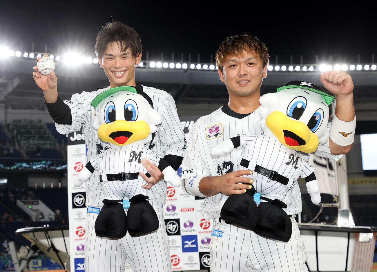 ロッテ対日本ハム　お立ち台で初安打のボールを手に笑顔を見せるロッテ和田（左）とガッツポーズする田村（撮影・鈴木正人）