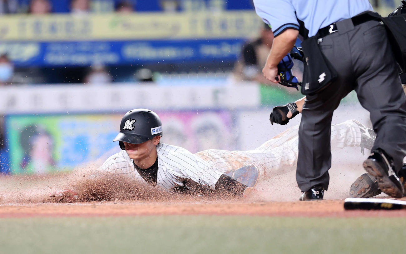 ロッテ対日本ハム　5回裏ロッテ無死三塁、マーティンの遊ゴロの間に生還する和田（撮影・鈴木正人）