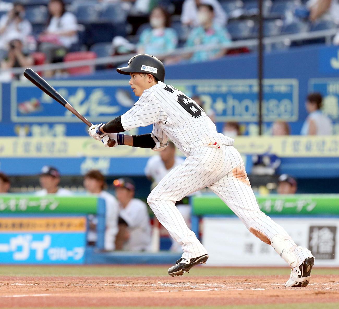 ロッテ対日本ハム　3回裏ロッテ無死、和田は右前打を放つ（撮影・佐藤翔太）