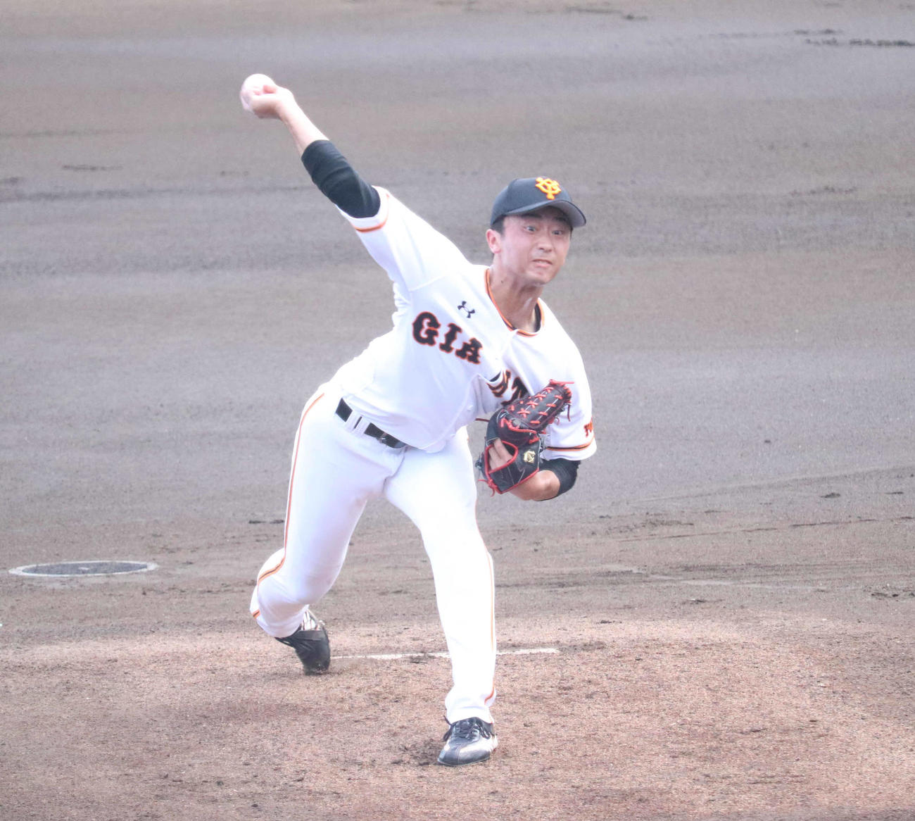 イースタン・リーグ巨人対ヤクルト　先発し力投する巨人直江（撮影・久永壮真）　