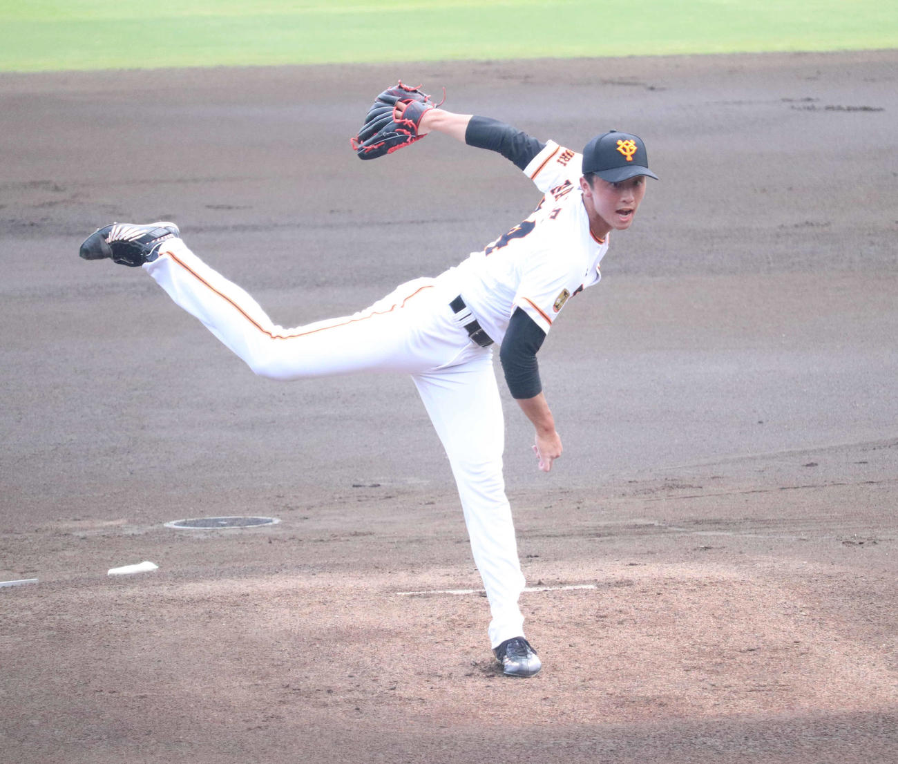 イースタン・リーグ巨人対ヤクルト　先発し力投する巨人直江（撮影・久永壮真）　