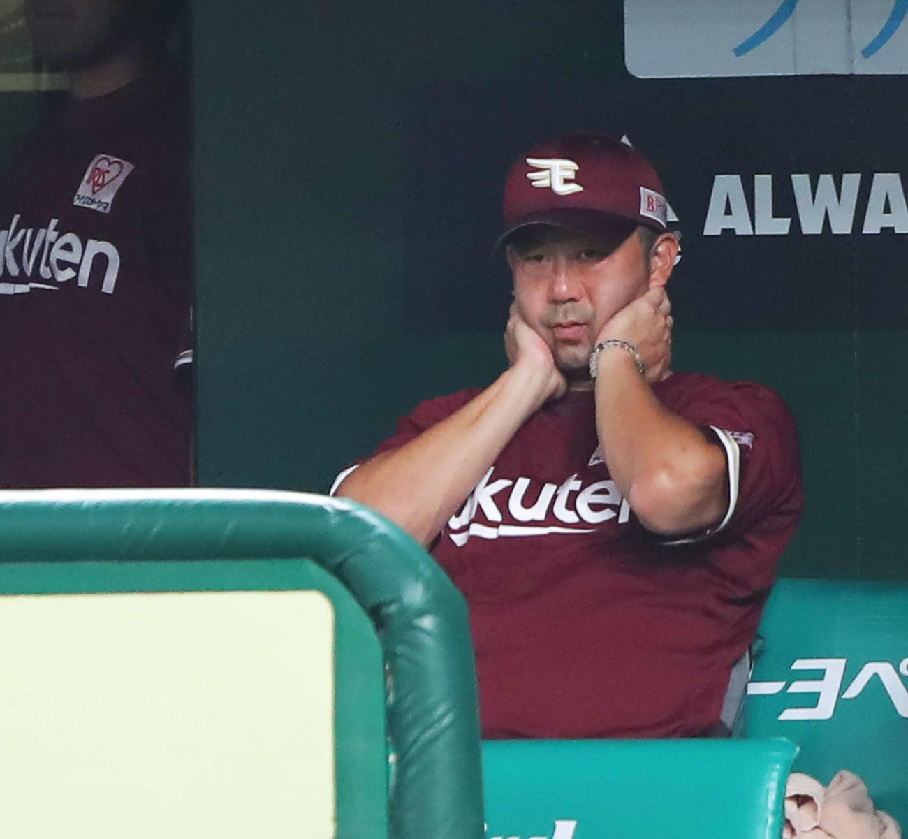 西武対楽天　7回裏西武2死一、二塁、山川適時打で追加点を許し頬を抑える三木監督（撮影・河田真司）
