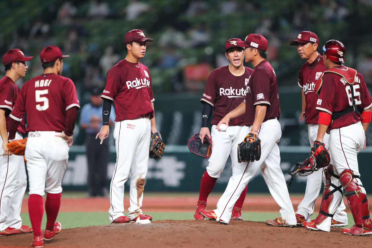 西武対楽天　7回裏西武2死一塁、マウンドに集まる楽天ナイン（撮影・河田真司）　　　