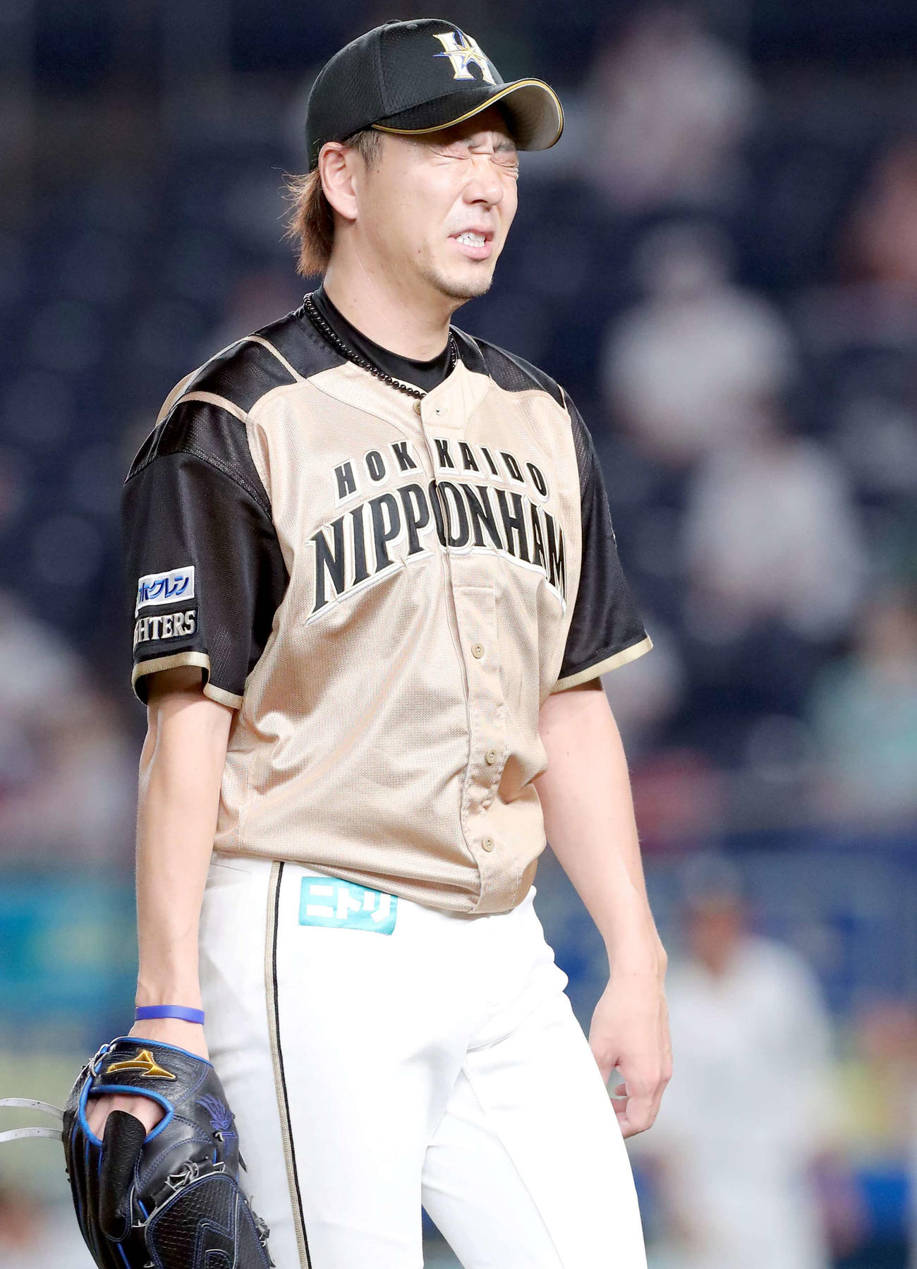 ロッテ対日本ハム　勝ち越しを許し顔をしかめながらベンチに戻る日本ハム宮西（撮影・佐藤翔太）