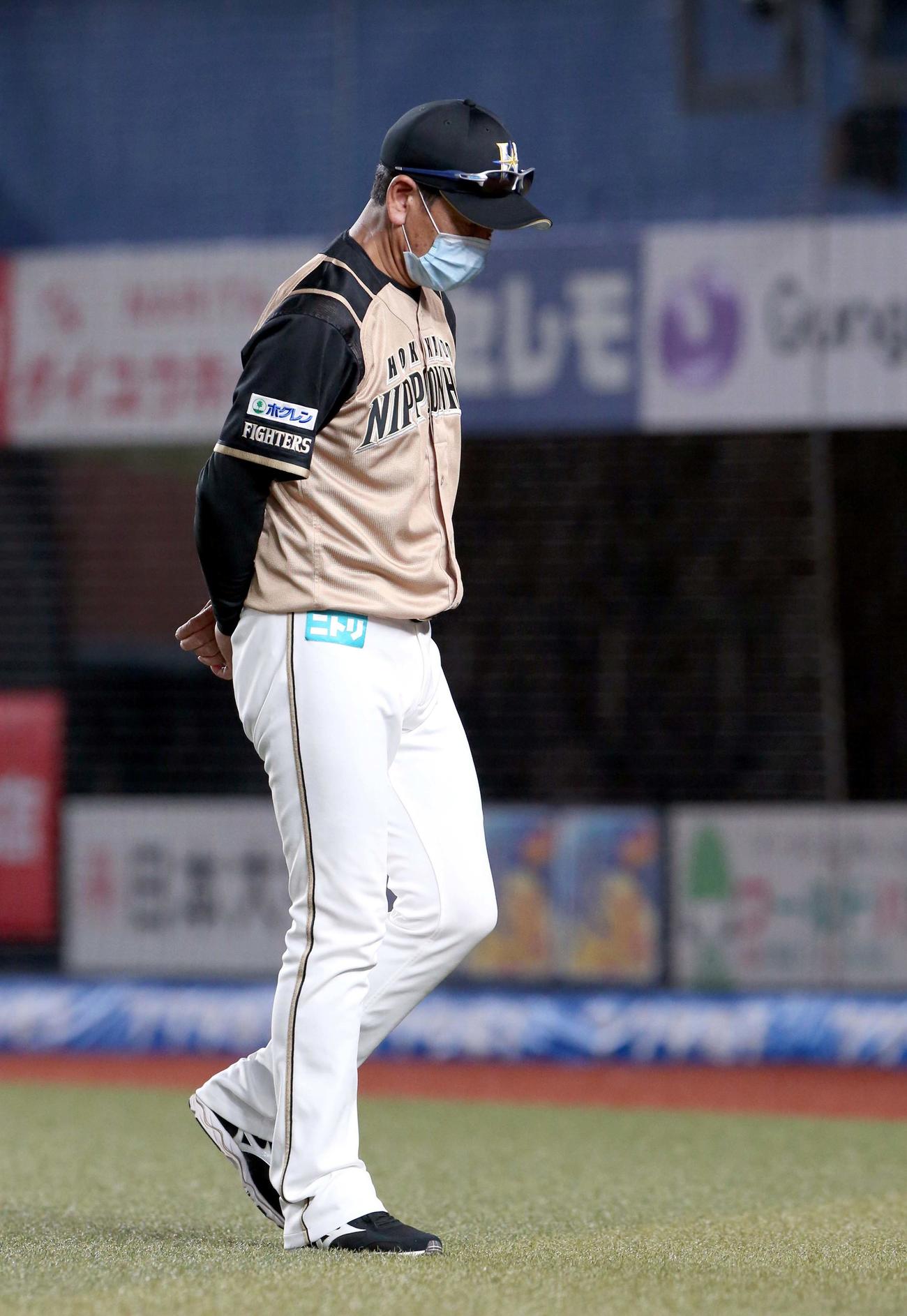 ロッテ対日本ハム　選手交代を告げる日本ハム栗山監督（撮影・佐藤翔太）